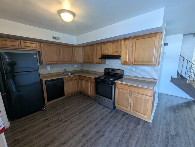 136 Colonial Square Pl in Lindenwold, NJ - Building Photo - Building Photo