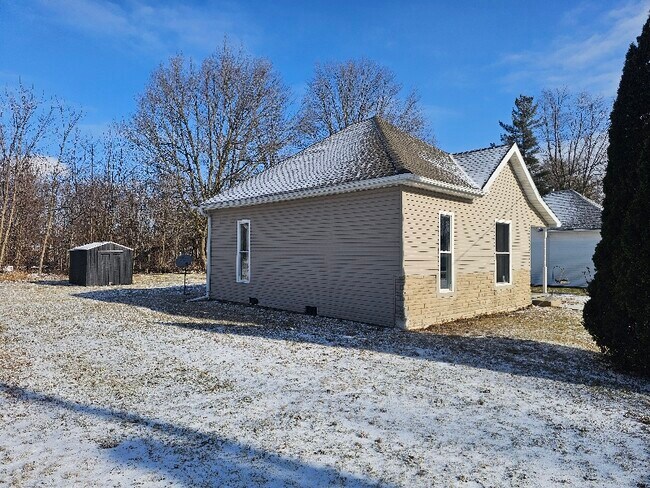 307 W Clem St in Flora, IN - Foto de edificio - Building Photo