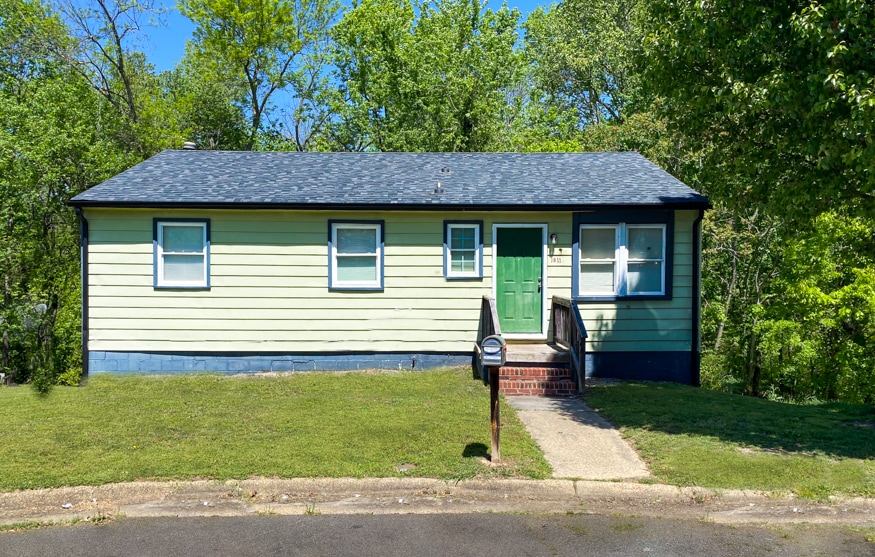 1811 Owens Ct in Hopewell, VA - Foto de edificio