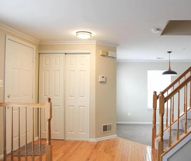 16420 Ellipse Ter in Bowie, MD - Foto de edificio - Building Photo