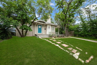 629 E Woodlawn Ave in San Antonio, TX - Foto de edificio - Building Photo