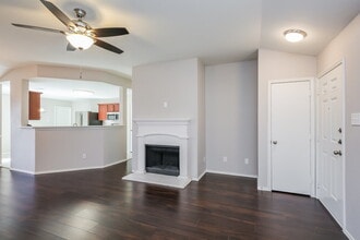 2021 Bentwood St in Glenn Heights, TX - Foto de edificio - Building Photo