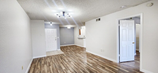 2810 N Oakland Forest Dr, Unit 207 in Oakland Park, FL - Foto de edificio - Building Photo