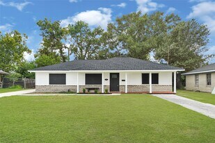 2703 Ammons St in Baytown, TX - Building Photo