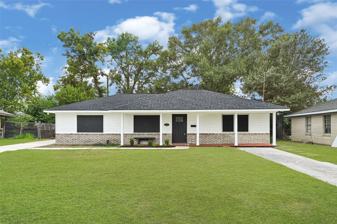 2703 Ammons St in Baytown, TX - Building Photo