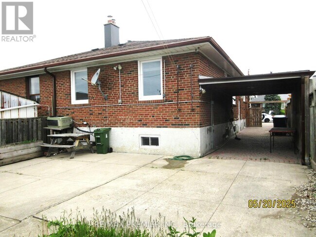 100 Snowood Ct in Toronto, ON - Building Photo - Building Photo