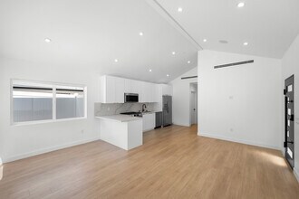 8439 Apperson St in Sunland, CA - Building Photo - Building Photo