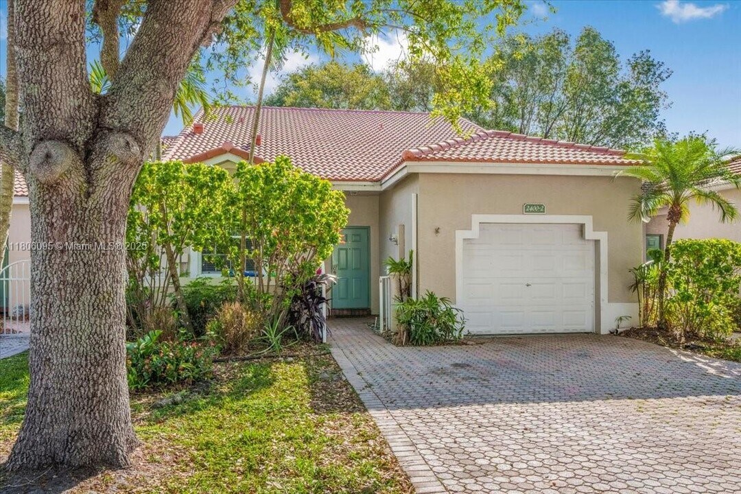 2400 E Aragon Blvd in Sunrise, FL - Building Photo