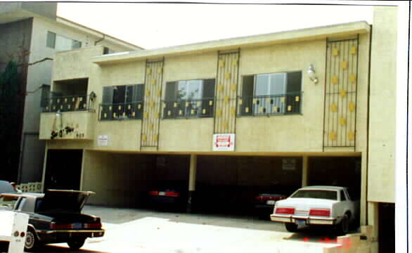 605 N Kings Rd in Los Angeles, CA - Building Photo - Building Photo