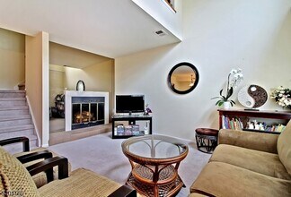 62 Bentley Ct in Bedminster, NJ - Foto de edificio - Building Photo