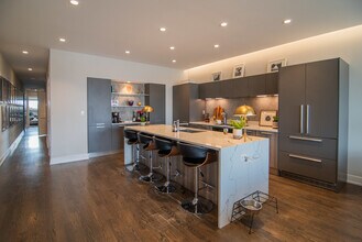 880 N Milwaukee Ave in Chicago, IL - Building Photo - Building Photo