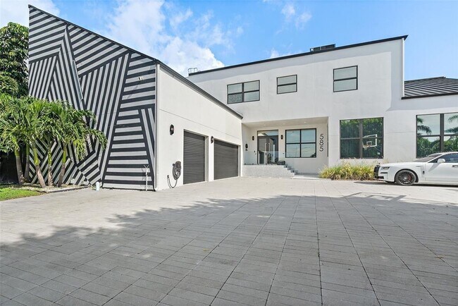 585 Dolphin Ave SE in St. Petersburg, FL - Building Photo - Building Photo