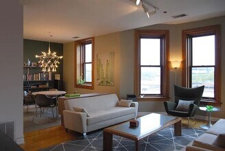 550 W Surf St in Chicago, IL - Building Photo - Building Photo