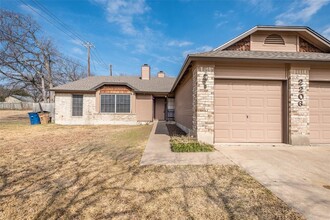 2206 Cedar Bend Dr in Austin, TX - Building Photo - Building Photo