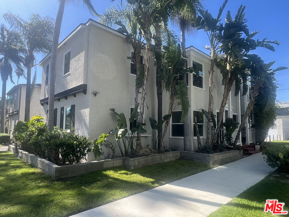 4129 W Toluca Lake Ave in Burbank, CA - Building Photo
