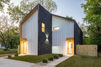 605 E 7th St in Bonham, TX - Foto de edificio - Building Photo