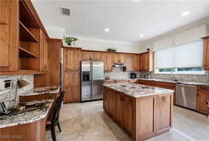 3019 Lancaster Dr in Naples, FL - Building Photo