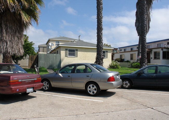 910 Felspar St in San Diego, CA - Building Photo - Building Photo