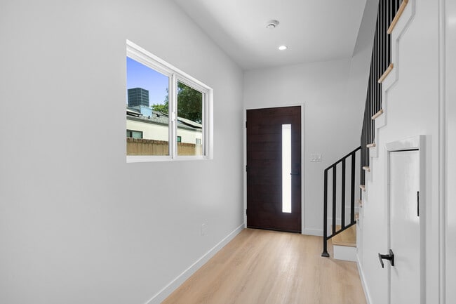 8460 Glencrest Dr in Sun Valley, CA - Building Photo - Building Photo
