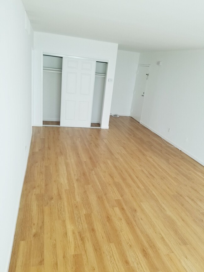 1849 S Bentley Ave in Los Angeles, CA - Building Photo - Building Photo