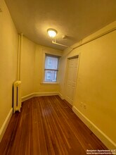 1637 Commonwealth Ave, Unit 11 in Boston, MA - Foto de edificio - Building Photo