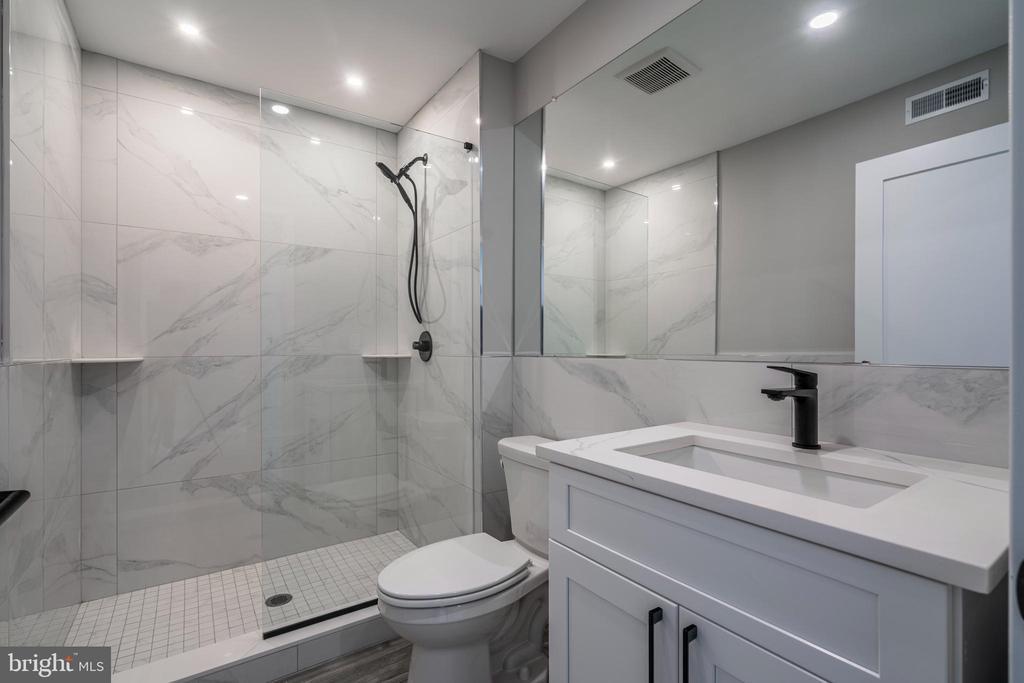 2401 Washington Ave in Philadelphia, PA - Building Photo