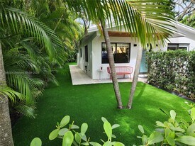 77 NE 43rd St in Miami, FL - Building Photo