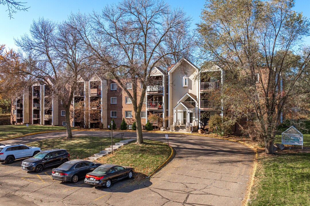 Dale Terrace in Roseville, MN - Foto de edificio