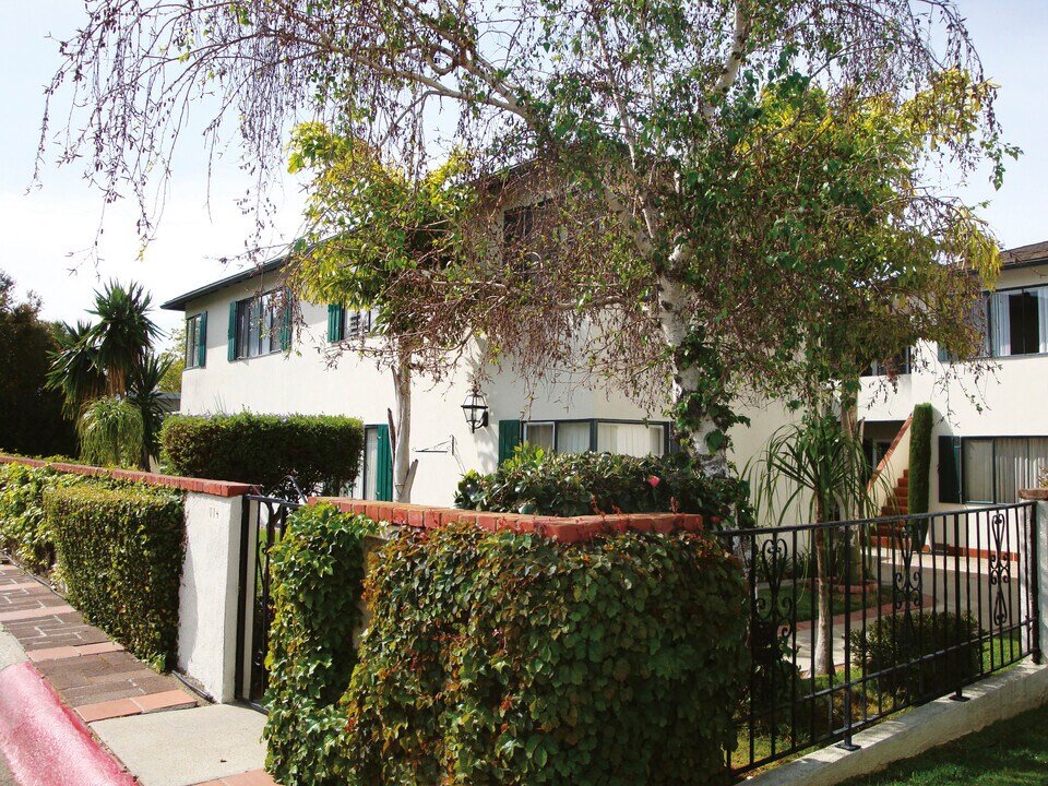 114 W Calle Crespis Apartments in Santa Barbara, CA - Building Photo