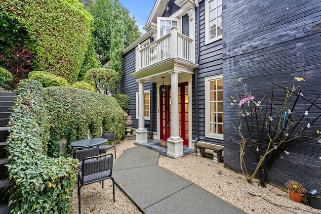 1435 Newport Way in Seattle, WA - Building Photo - Building Photo