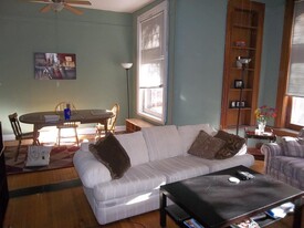2619 N Hampden Ct, Unit Second in Chicago, IL - Building Photo