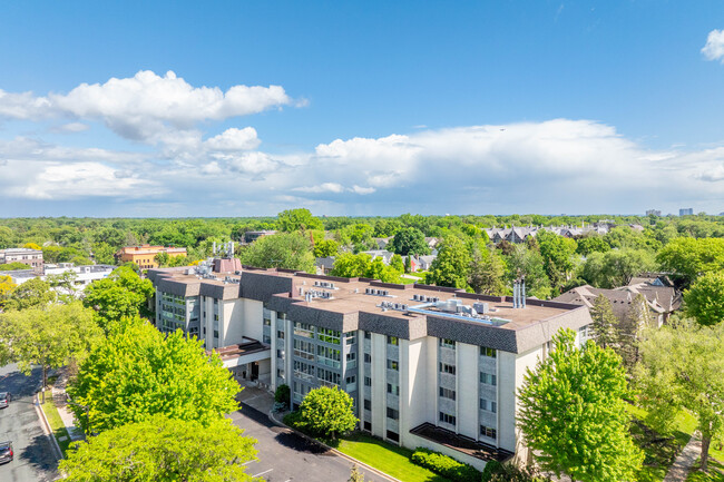 The Lanterns Edina in Edina, MN - Foto de edificio - Building Photo