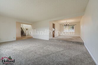 143 NE 20th Dr in Hillsboro, OR - Building Photo - Building Photo