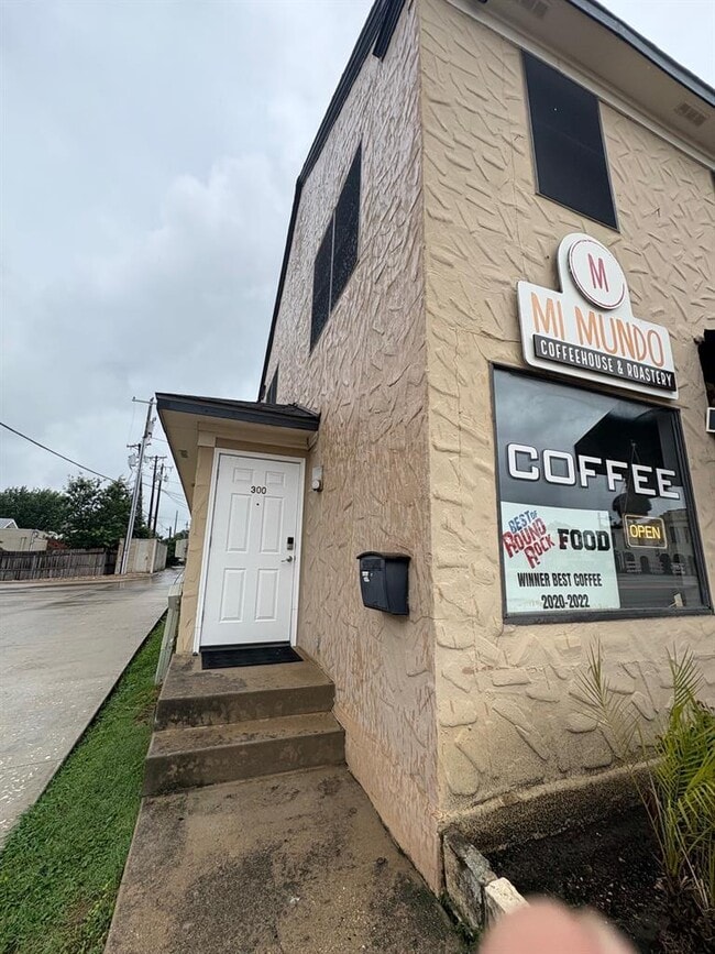 106 S Mays St-Unit -300 in Round Rock, TX - Foto de edificio - Building Photo