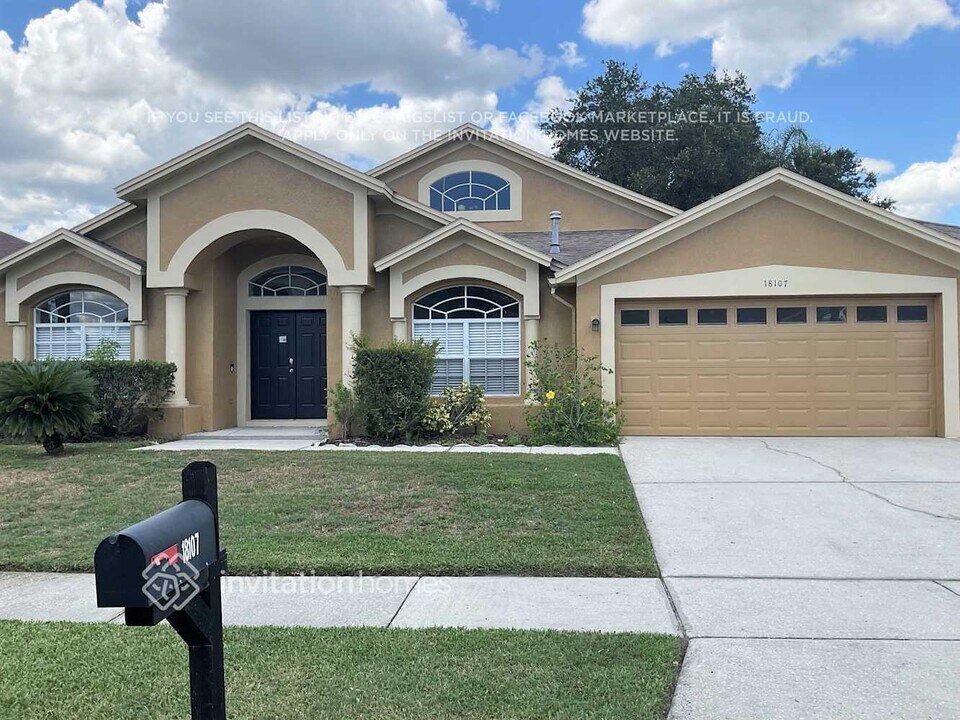 18107 Sweet Jasmine Dr in Tampa, FL - Foto de edificio