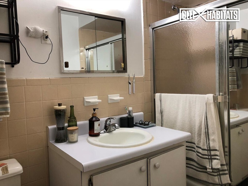 146 W 70th St-Unit -2R in New York, NY - Building Photo