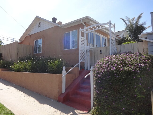 1730 Ebers St in San Diego, CA - Building Photo - Building Photo