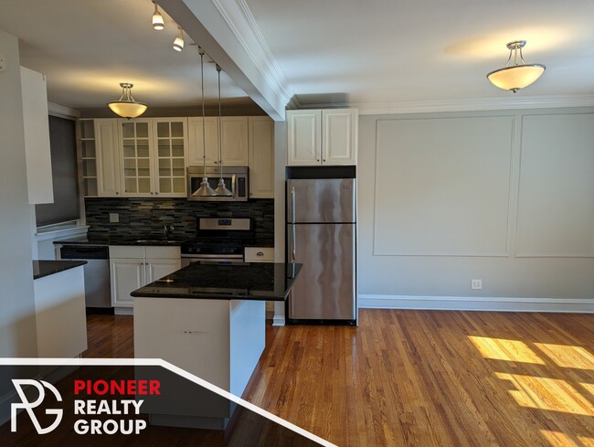 542 W Surf St, Unit 540-3S in Chicago, IL - Building Photo - Building Photo