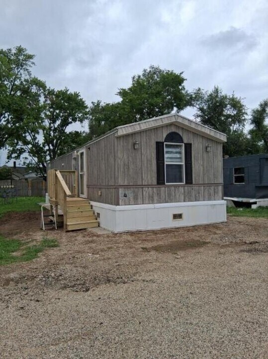 611 W Matthews St in Chillicothe, IL - Building Photo