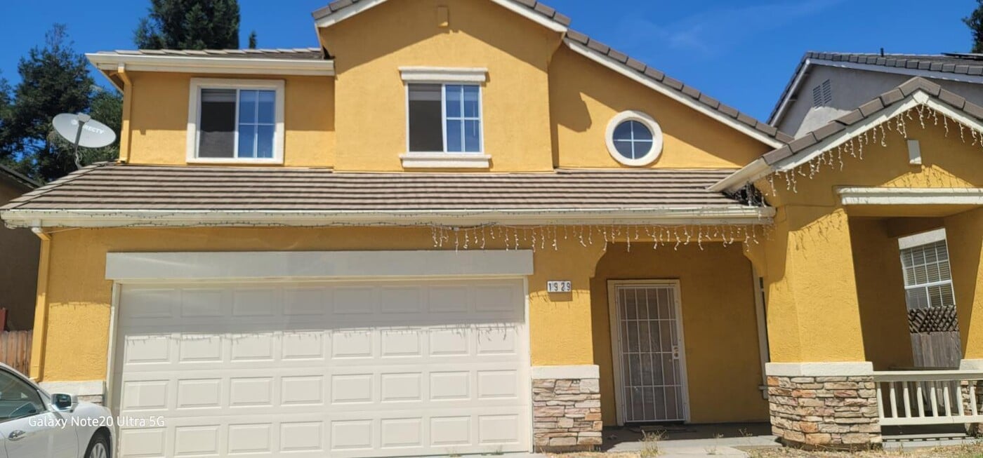 1929 Picasso Way in Stockton, CA - Building Photo