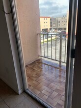6130 W 19th Ave, Unit 207 in Hialeah, FL - Building Photo - Building Photo