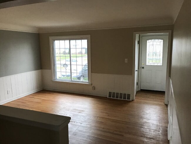 18308 Edinboro Ave in Maple Heights, OH - Building Photo - Building Photo