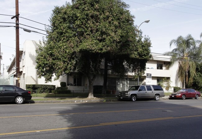 Montana Apartments in Van Nuys, CA - Foto de edificio - Building Photo