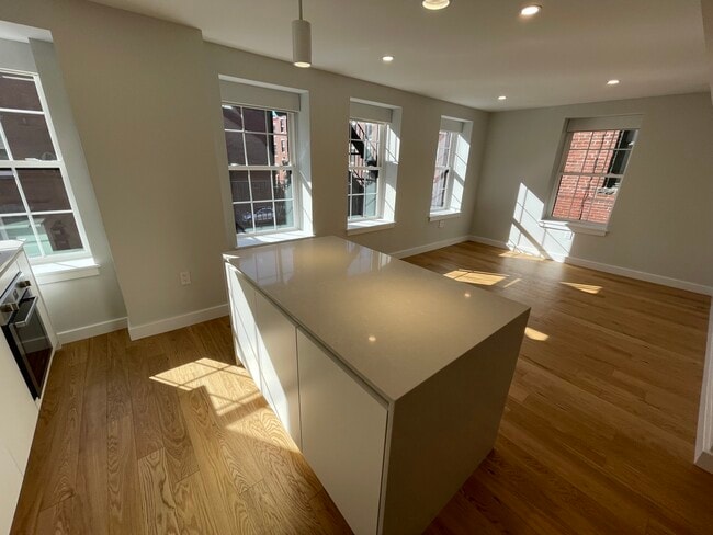 16 Fleet St, Unit 6 in Boston, MA - Foto de edificio - Building Photo