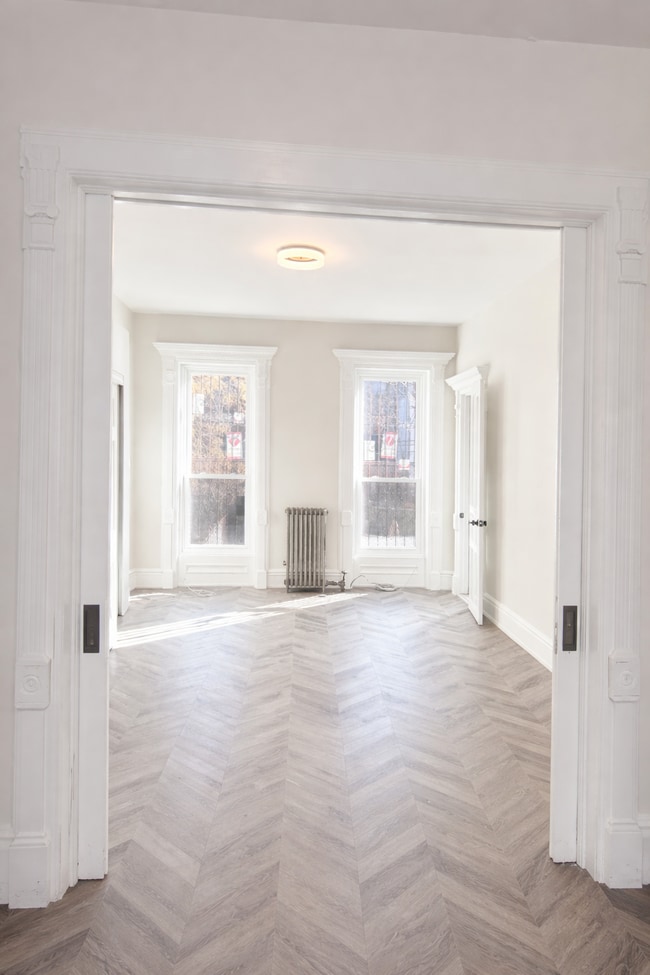 18A Vernon Ave, Unit Parlor in Brooklyn, NY - Foto de edificio - Building Photo