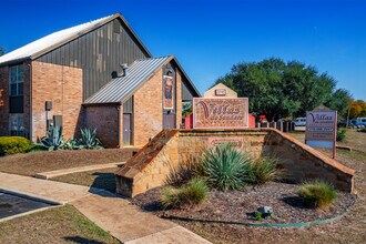Villas de Sendero in San Antonio, TX - Building Photo - Building Photo