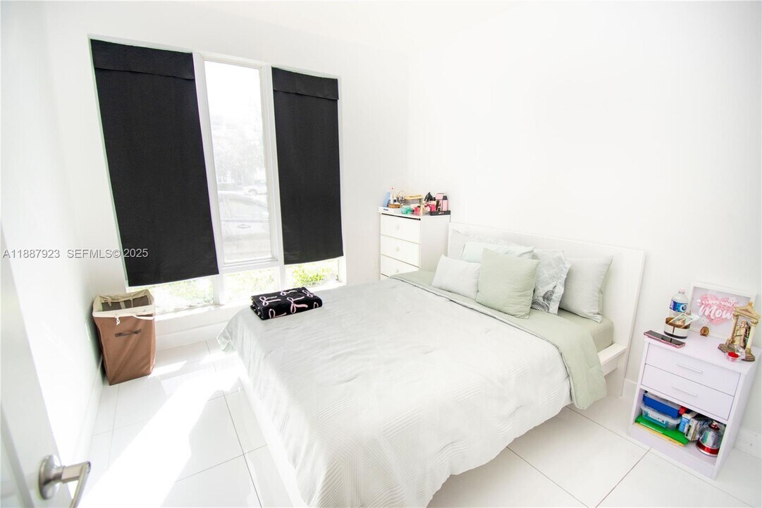 6320 NW 104th Path in Medley, FL - Foto de edificio