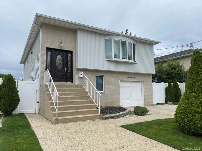 26 Horton Ave in Valley Stream, NY - Building Photo - Building Photo