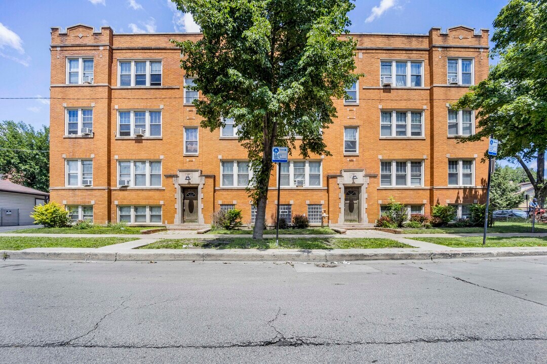 4748 W Roscoe St in Chicago, IL - Foto de edificio