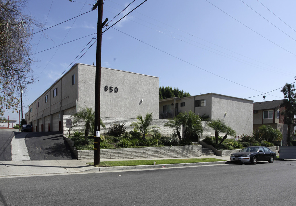 Hillside Gardens Apartments in La Habra, CA - Building Photo